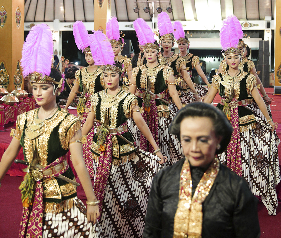 The Wesleyan Argus Indonesian Sultan and Court Performers Descend on